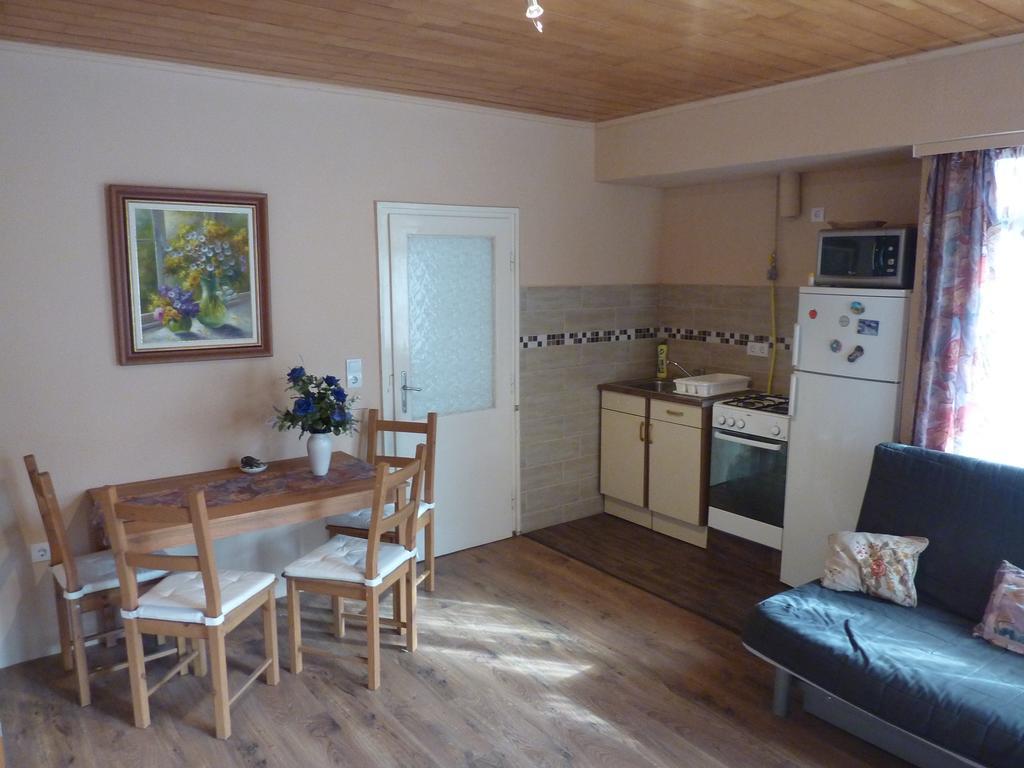 Vadasztanya Apartmanhazak Siófok Rum bild